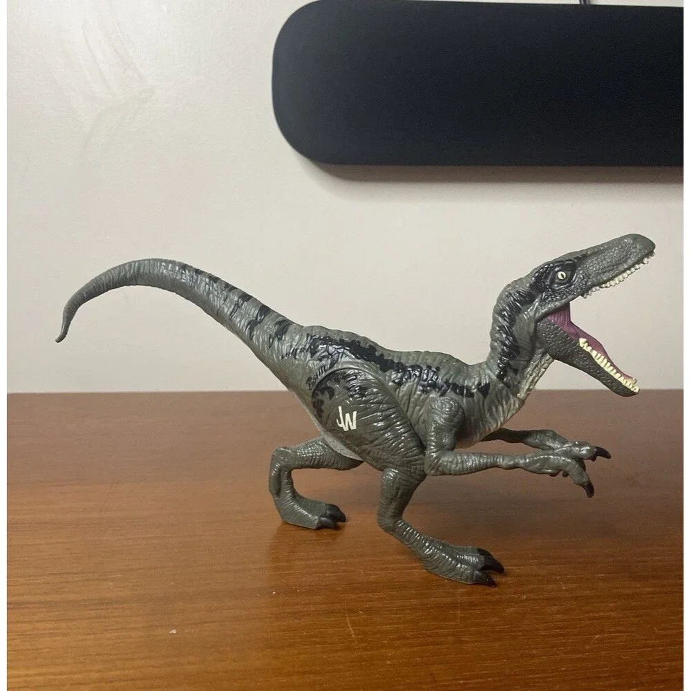 Hasbro Jurassic World 2015 JW Velociraptor Dinosaur Raptor Gray Action Figure 7”